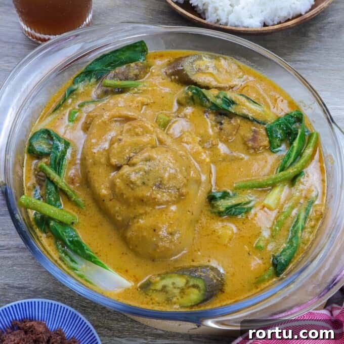 Braised Pork Hocks (Kare-Kareng Pata) Recipe 6 Pork kare kare in a clear glass bowl with steamed rice and ginisang bagoong on the side