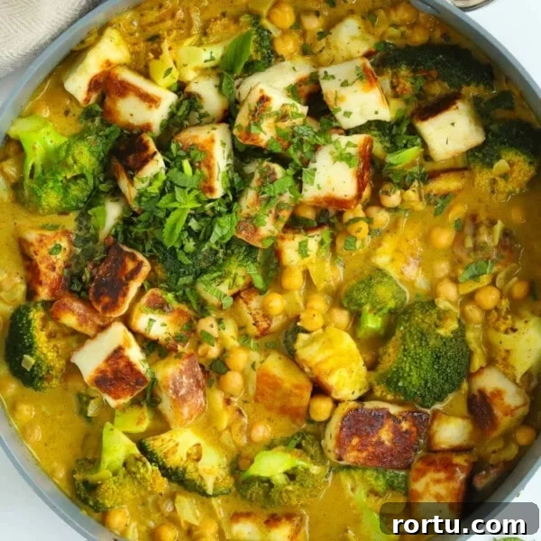 Pan full of delicious vegetarian curry made with halloumi, chickpeas and broccoli.