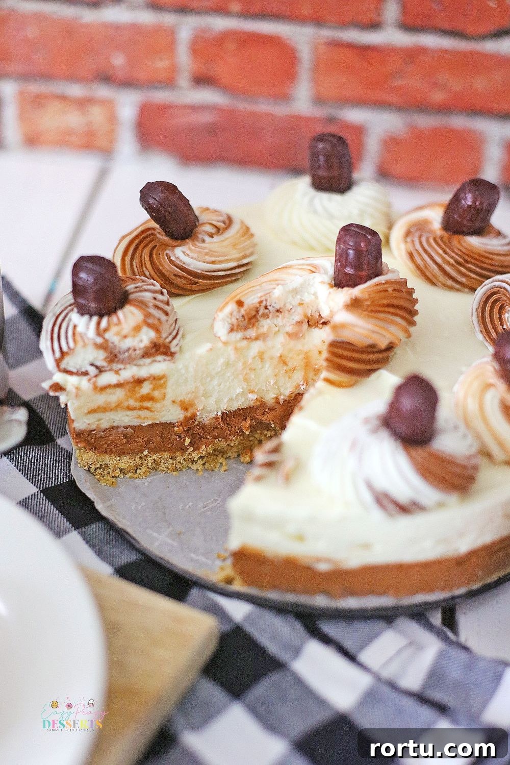 Root Beer Cheesecake Recipe: Creamy Dessert with Fizzy Flavor 3 Close up image of root beer dessert