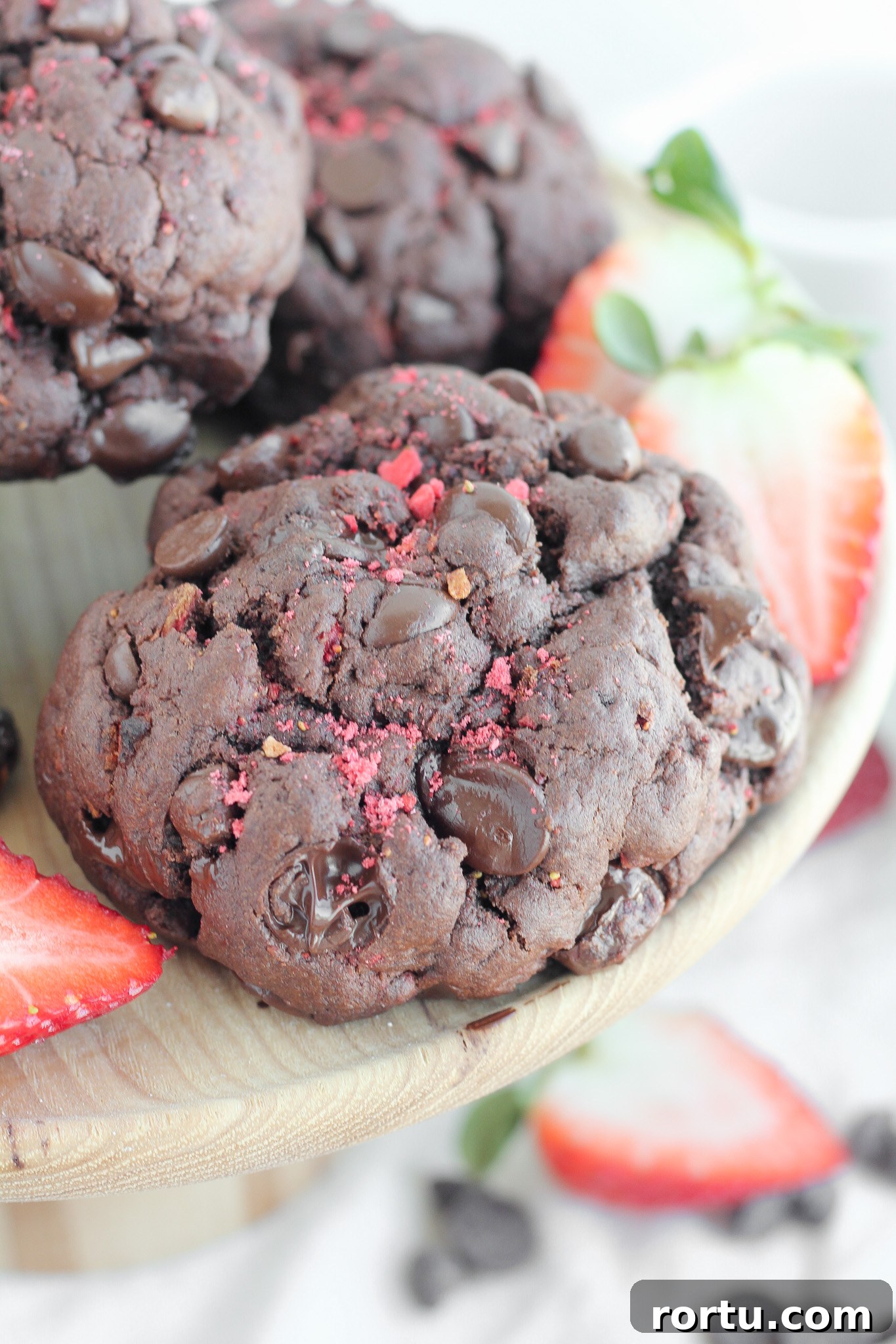 Giant Chocolate-Dipped Strawberry Cookies for Dessert Fans 8 Close-up cookie slice