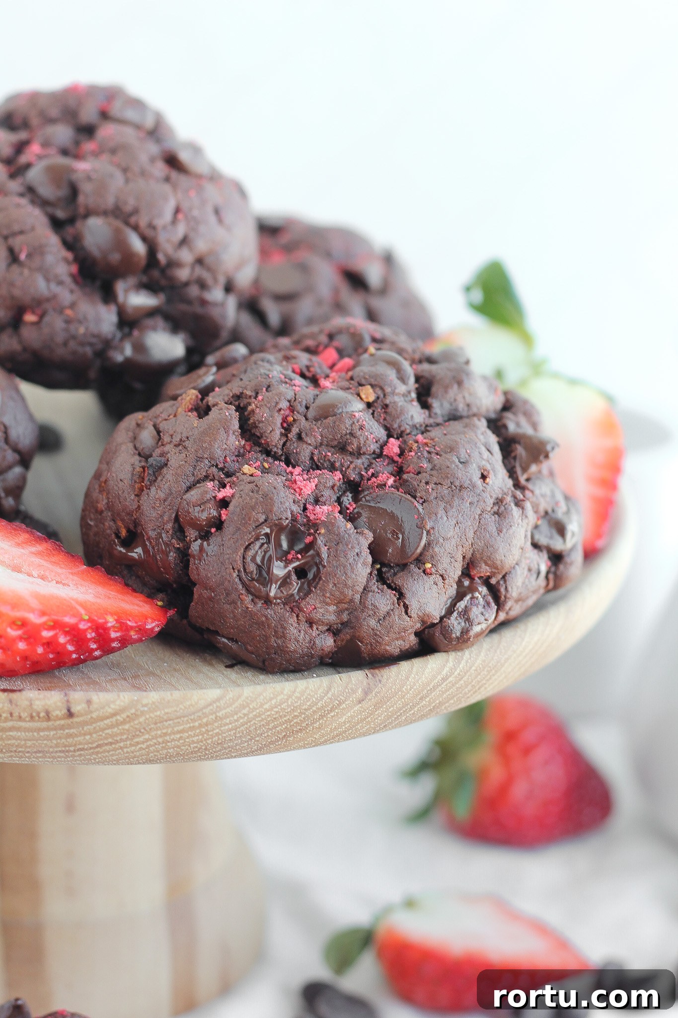 Giant Chocolate-Dipped Strawberry Cookies for Dessert Fans 10 Giant Chocolate Strawberry Cookies